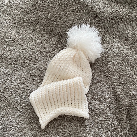 Child’s knitted hat - Picture 7 of 8